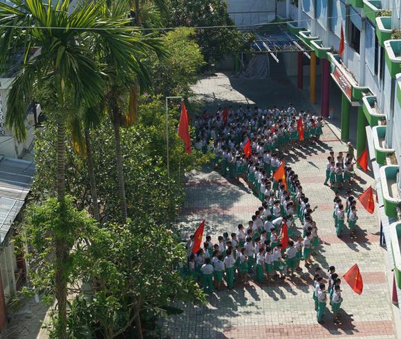 Thêm trường tiểu học xếp bản đồ Việt Nam trong lễ chào cờ