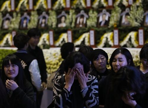 48 nữ sinh tử nạn chung một phòng trên phà Sewol