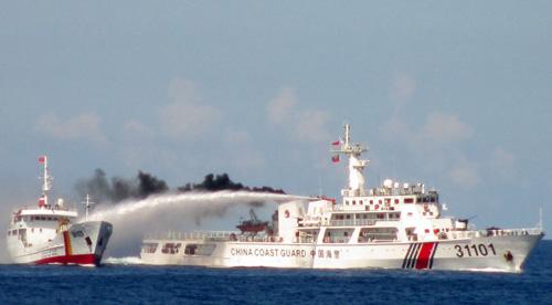 Tàu Trung Quốc phun vòi rồng, tàu Việt Nam đáp trả