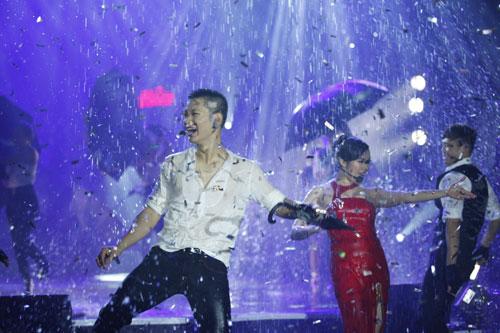 Đức Tuấn, Ngọc Anh nghịch mưa trên sân khấu