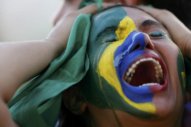 CĐV Brazil đổ lệ sau thảm họa thua trận của đội nhà