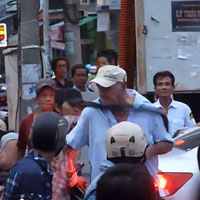 Khách Tây quỵt tiền taxi, đánh người trên phố Đà Nẵng