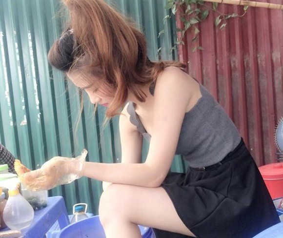 ​Hot girl bánh tráng trộn tại Hà Nội gây sốt cộng đồng mạng
