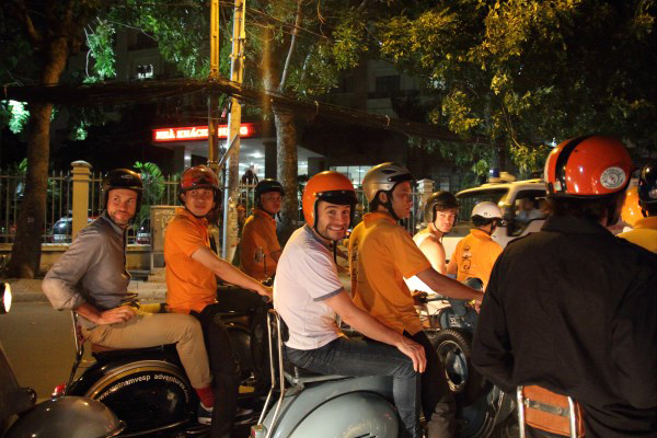 ​Cựu thủ lĩnh Westlife ngồi xe máy dạo phố Sài Gòn