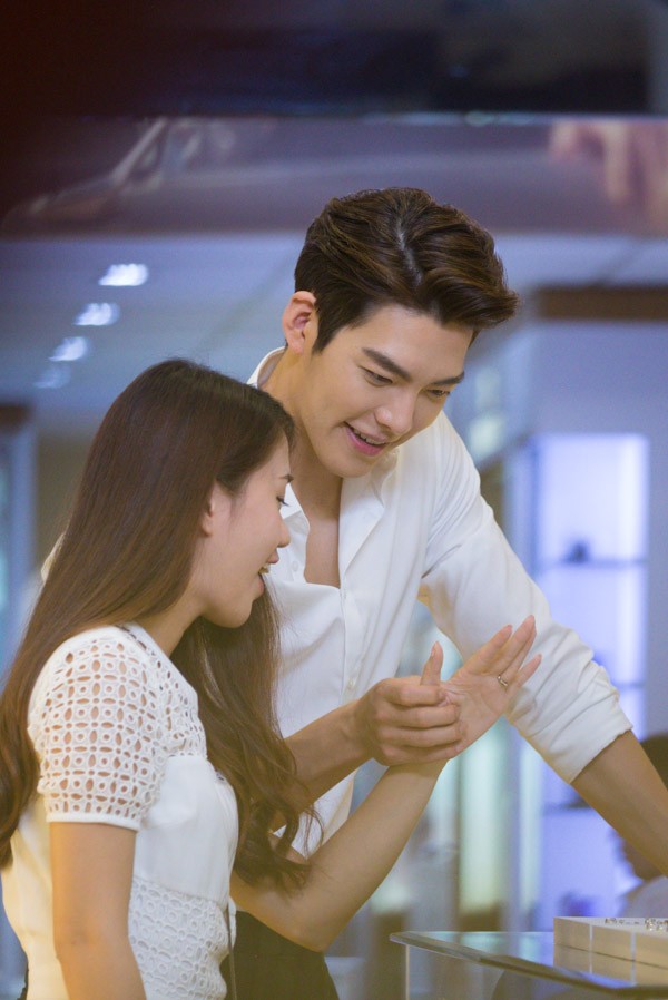 Song Ji Hyo 'ghen' khi thấy Kim Woo Bin mua nhẫn tặng hot girl Ngọc Thảo