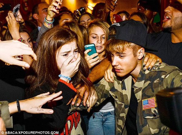 Justin Bieber đấm vào mặt paparazzi vì bị chụp ảnh đi với em gái Kim