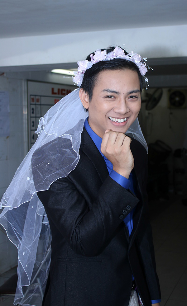 Hoài Lâm giả gái làm đám cưới với 'trai đẹp' MiA
