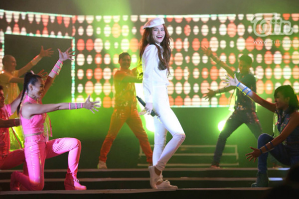Thua đại diện Philippines, Hà Hồ dừng bước tại MTV EMA 2014